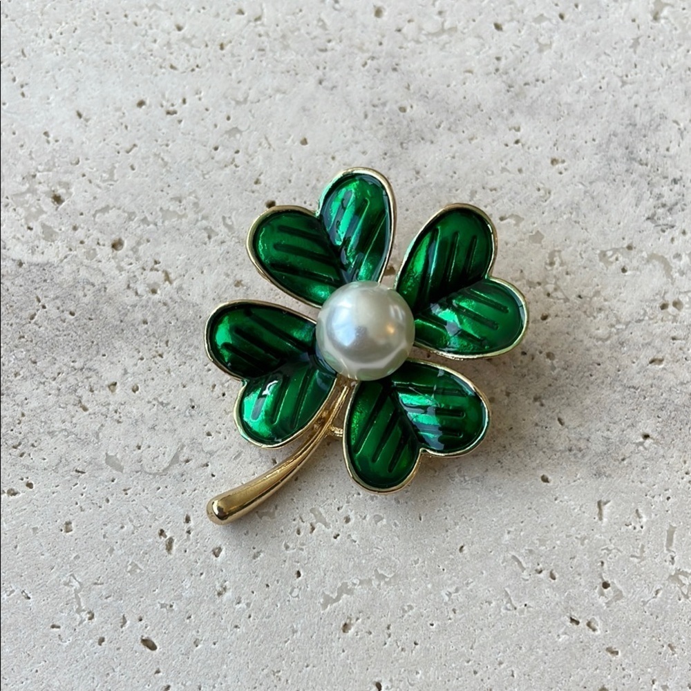Elegant Green Clover Brooch with Pearl Accent